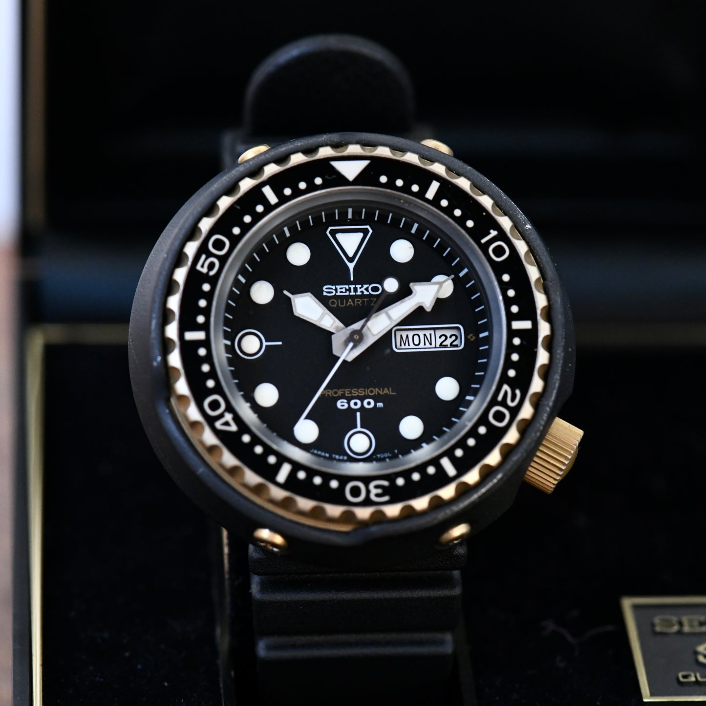 Seiko Golden Tuna 600m Professional Quartz 7549-7009 1982 - Boxed & Papers