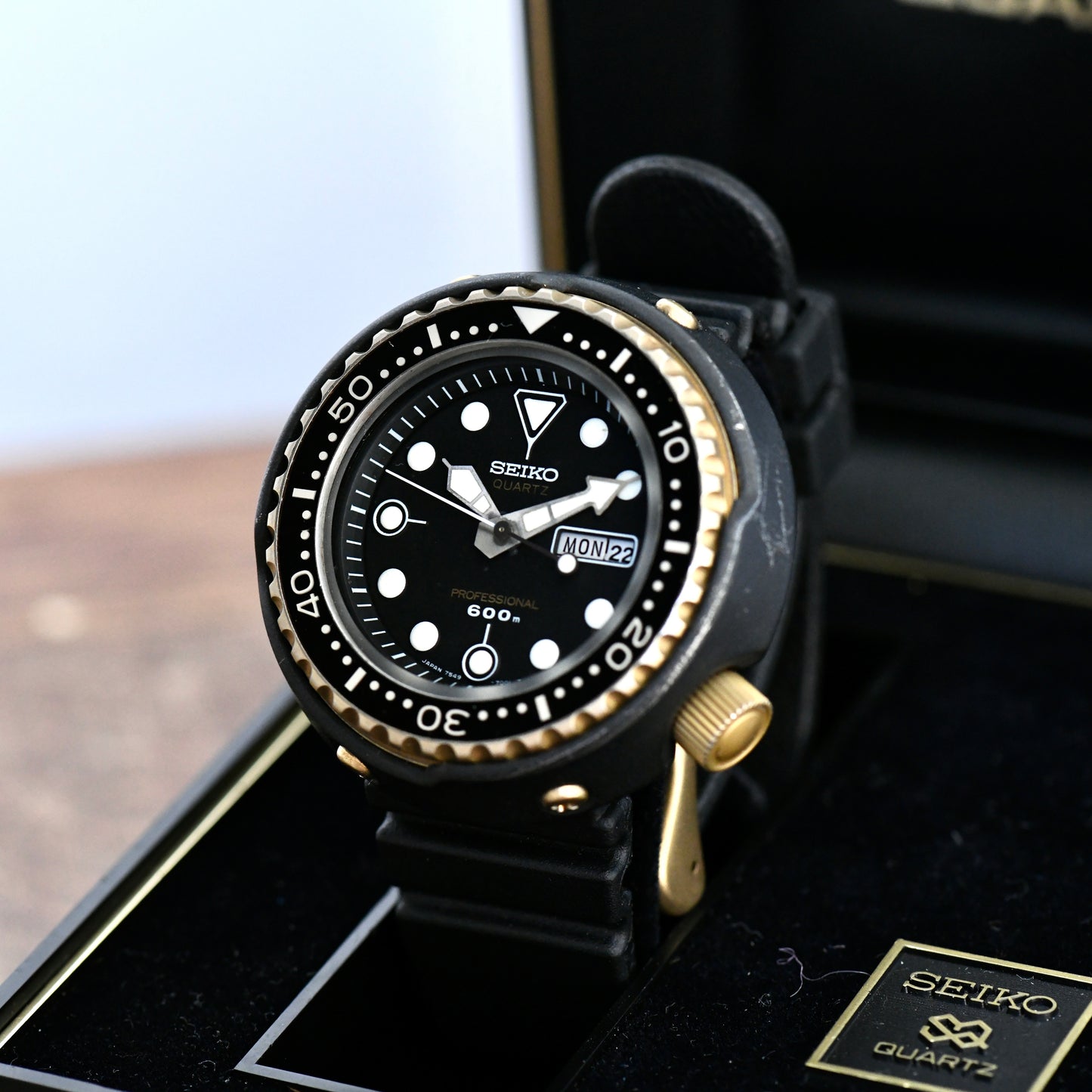 Seiko Golden Tuna 600m Professional Quartz 7549-7009 1982 - Boxed & Papers
