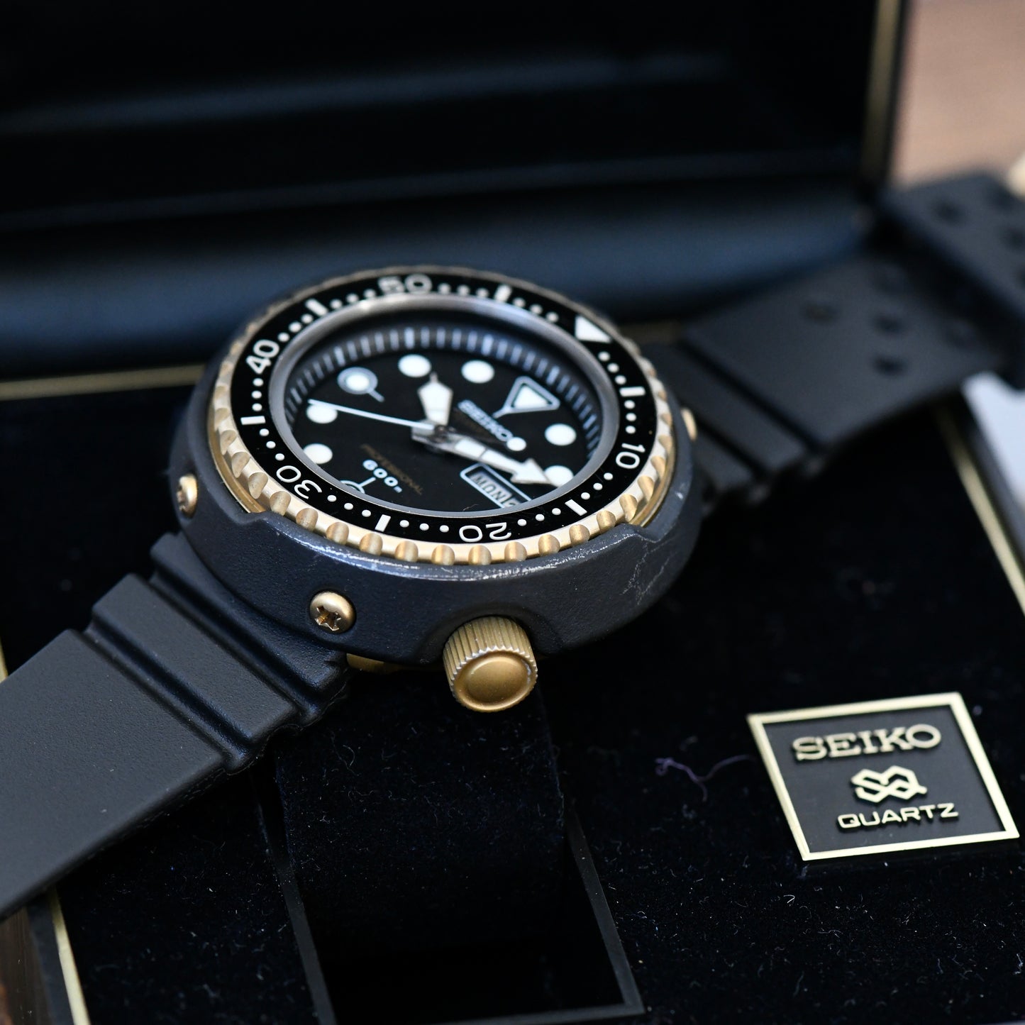 Seiko Golden Tuna 600m Professional Quartz 7549-7009 1982 - Boxed & Papers
